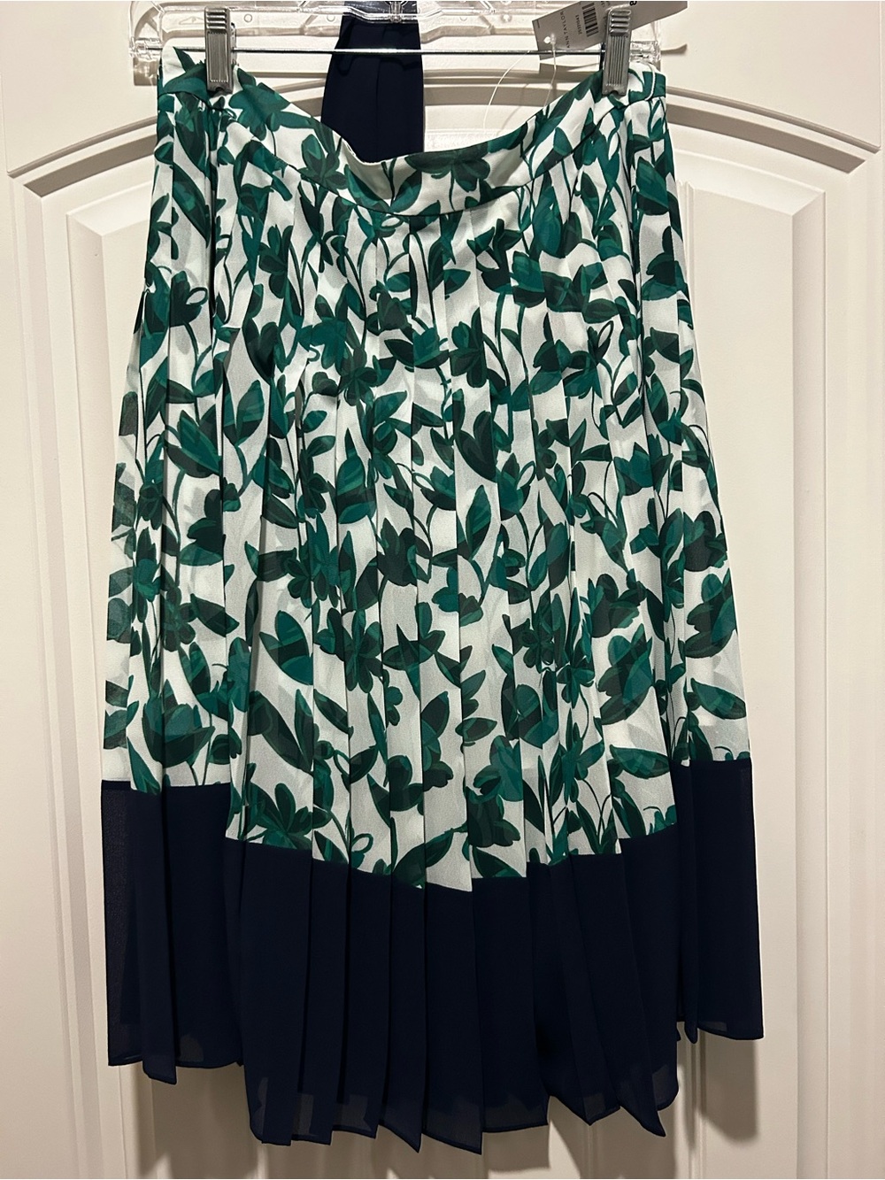 Ann Taylor Green Leaf Print Pleated Skirt with Black Hem and Self Belt
